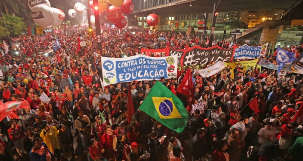 ２０日、パウリスタ大通りに集ったジウマ支持者の群衆（Paulo Pinto/Agencia PT）