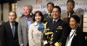 記念撮影で笑顔を見せる和田少将（前列左から４人目）。右端は母のスマコさん