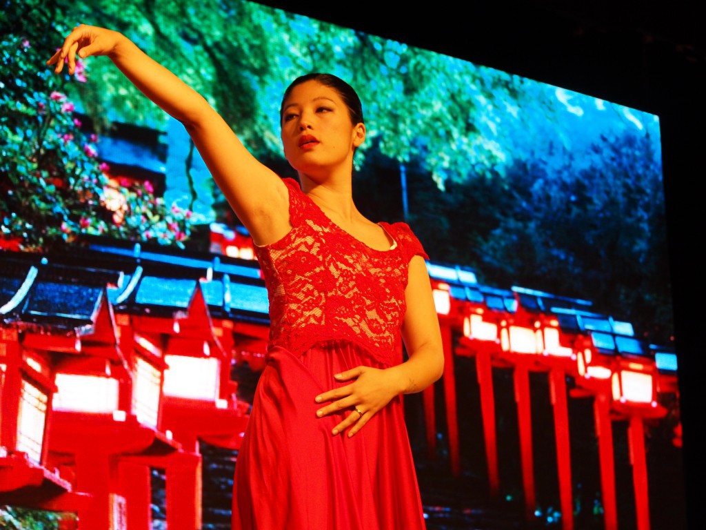 沖縄風歌曲「童神」を現代風に解釈して踊るファビアナ・ヒガさん