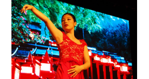沖縄風歌曲「童神」を現代風に解釈して踊るファビアナ・ヒガさん