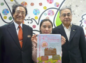 （左から）坂和副会長、森本さん、土井委員長