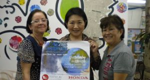 「大好評のビンゴにぜひ！」。来社した（左から）サカノ・セリア、梶原寿美子、笹谷モニカさん