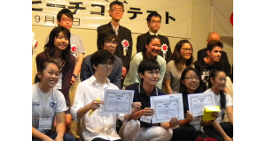 見事優勝した本田さん（前列左から３人目）と弁論の部出場者