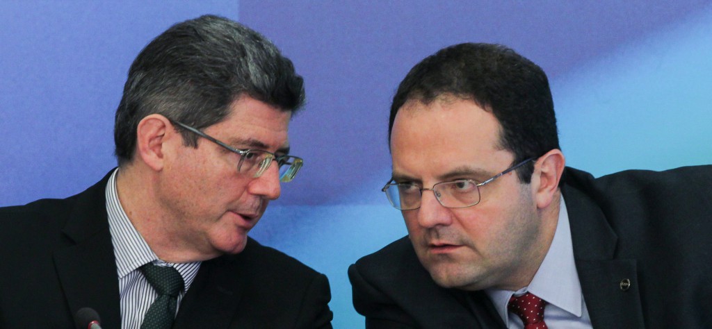 予算案提出後の共同記者会見でのレヴィ財相（左）とバルボーザ企画相（Lula Marques/Agencia PT）