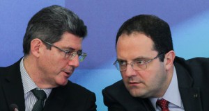 予算案提出後の共同記者会見でのレヴィ財相（左）とバルボーザ企画相（Lula Marques/Agencia PT）
