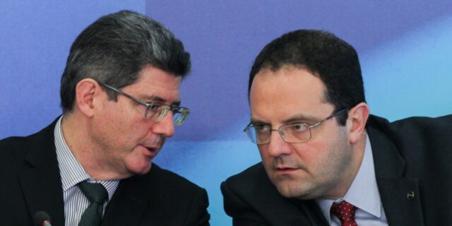 予算案提出後の共同記者会見でのレヴィ財相（左）とバルボーザ企画相（Lula Marques/Agencia PT）