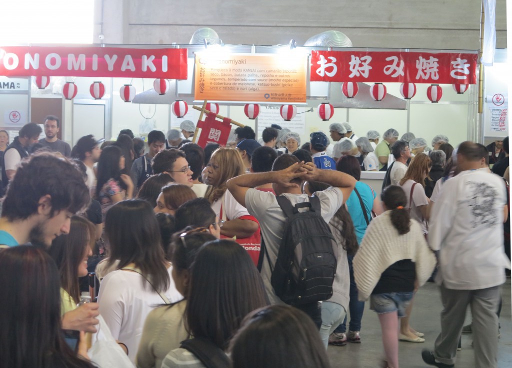 サンパウロで開催される県人会連合会主催の日本祭では、各県人会が郷土食を販売するコーナーが大人気。日本人、日系人だけでなく非日系人も競うように求め、ブース前には行列ができる。