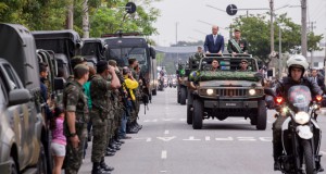 ９月７日、独立記念日にパレードをするアルキミン聖州知事と聖州軍警（Alexandre Carvalho/A2img）