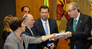 ジウマ大統領の罷免請求書を受け取るエドゥアルド・クーニャ下議長（左）（Wilson Dias/Agencia Brasil）