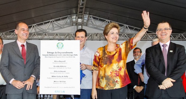 ミーニャ・カーザ、ミーニャ・ヴィーダ贈呈式のジウマ大統領（Roberto Stuckert Filho/PR）