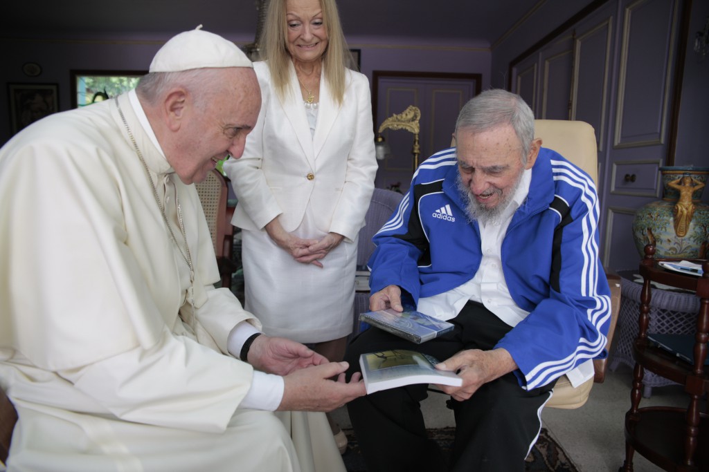 非公式に会談し本を贈りあう、Ｆ・カストロ元議長とローマ法王フランシスコ（Ismael Francisco/Cubadebate）