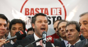 連邦政府の増税案に真っ向から反対表明する議員たち（Foto: Lula Marques/Agência PT）