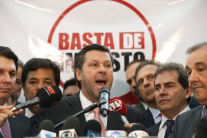 連邦政府の増税案に真っ向から反対表明する議員たち（Foto: Lula Marques/Agência PT）