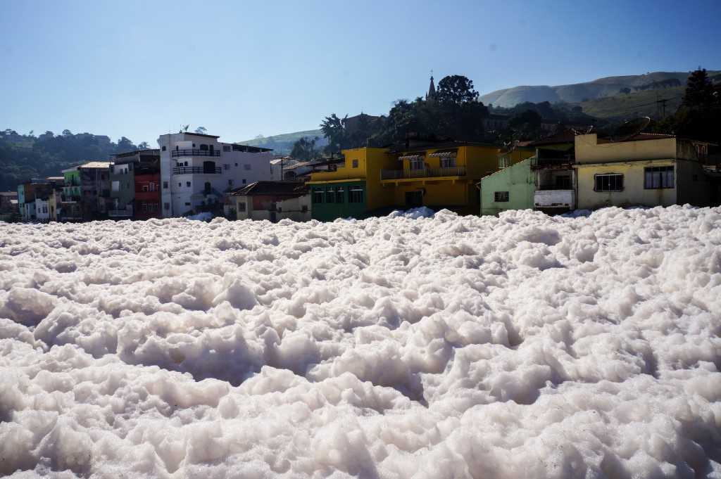 チエテ川を埋め尽くす泡（ピラポーラ・ド・ジェズスにてRafael Pacheco、22/06/2015撮影)