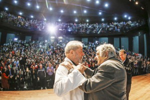 ルーラ元大統領（左）と抱き合う「ドン・ペペ」（8月29日、Foto: Ricardo Stuckert/Instituto Lula）
