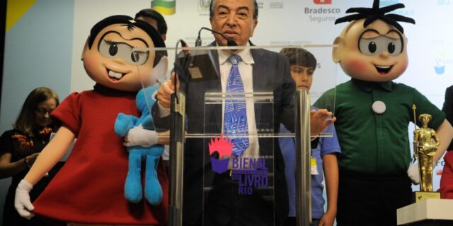 ビエンナーレ開幕日にモニカとセボリーニャの巨大人形に囲まれるマウリシオ・デ・ソウザ（Tânia Rêgo/Agência Brasil）