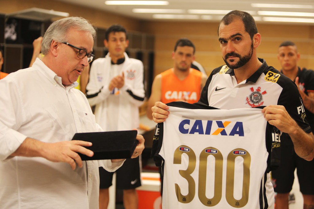 コリンチャンス３００試合出場を達成し記念のユニフォームを贈られるダニーロ（右）（Agencia Corinthians）