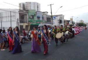 道路を閉鎖しての日本舞踊のパレード