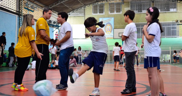 ブラインドサッカーを体験する、リオ市の少年（Fernando Frazao/Agencia Brasil）