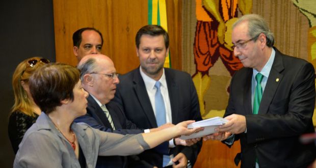 １７日、ジウマ大統領罷免請求を受け取るエドゥアルド・クーニャ下院議長（Wilson Dias/Agência Brasil）