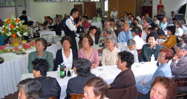 ２００５年１１月末に行われた暁星学園の同窓会にたくさん集まった卒業生
