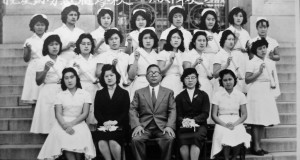暁星勤労裁縫学校の1960年度卒業生の記念写真（前列中央が岸本）