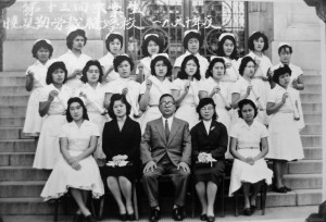 暁星勤労裁縫学校の1960年度卒業生の記念写真（前列中央が岸本）