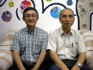 青山副理事長（左）と徳植牧師