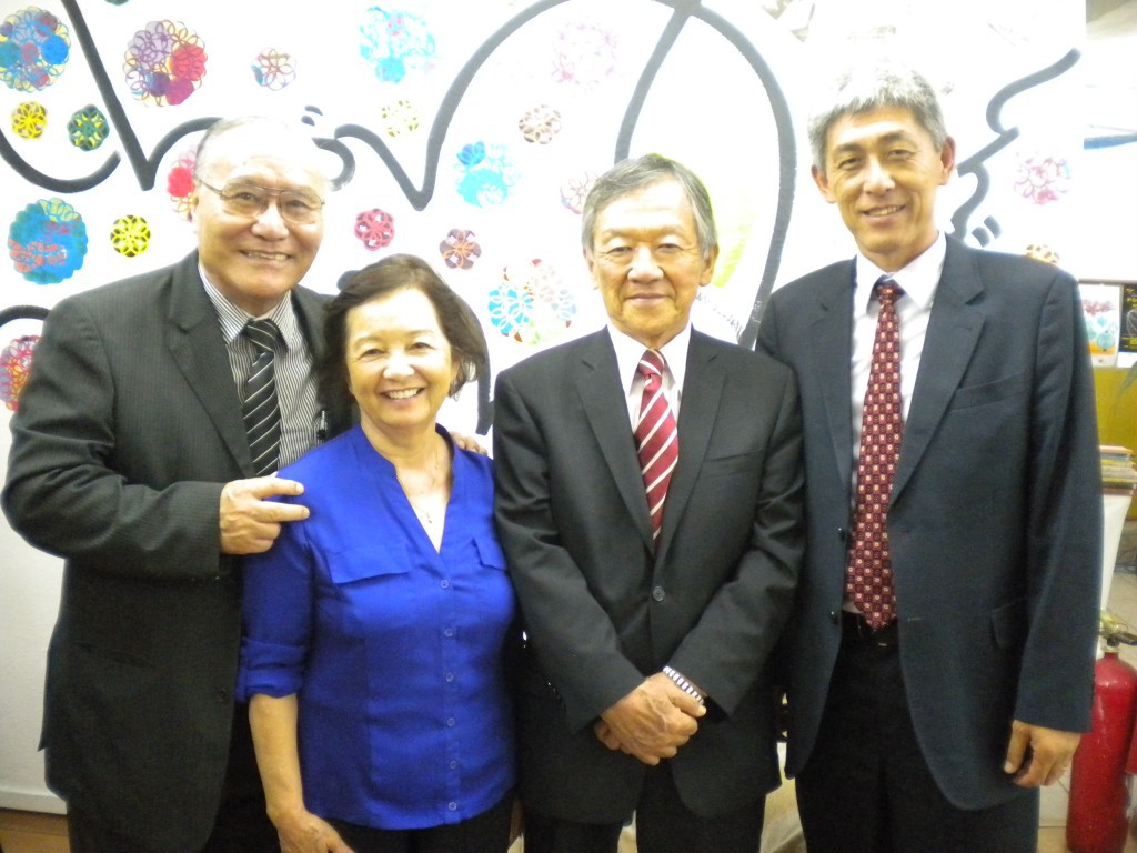 （左から）山村会長、運天昭子エリザ財務担当、小川広報担当、古川評議委員長