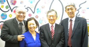 （左から）山村会長、運天昭子エリザ財務担当、小川広報担当、古川評議委員長