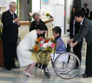 森井さんから紀子さまへ花束贈呈