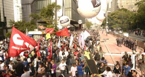 今年６月、ストを行っている時のAEOESPのデモの様子（Inacio Teixeira/Coperphoto/Apeoesp）