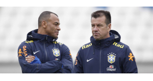 トレーニングを見守るドゥンガ監督（右）とコーチのカフー（左）（Rafael Ribeiro/CBF）