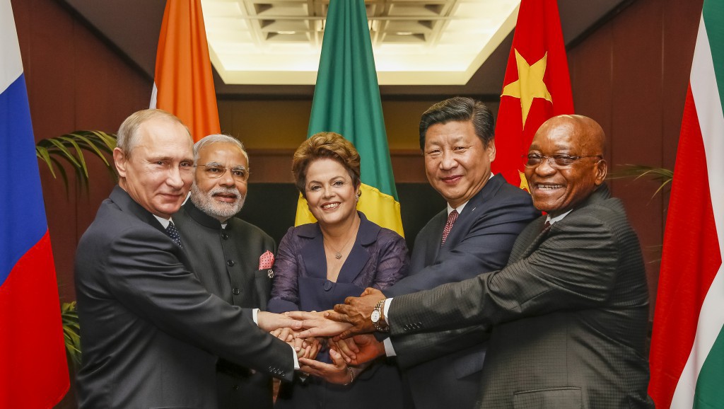 ブリックス首脳会議でのジウマ大統領（中央）と習近平、中国国家主席（右から２番目）（Roberto Stuckert Filho/PR）