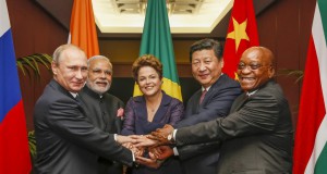 ブリックス首脳会議でのジウマ大統領（中央）と習近平、中国国家主席（右から２番目）（Roberto Stuckert Filho/PR）