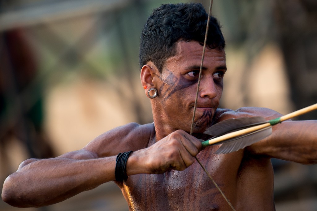 先住民五輪に参加する弓矢の選手（Marcelo Camargo/Agencia Brasil）