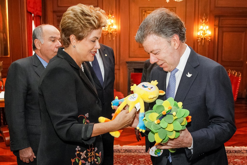 リオ五輪、パラリンピックのマスコットをプレゼントするジウマ大統領（左）とサントス大統領（ボゴタにて、Roberto Stuckert Filho/PR）