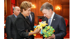 リオ五輪、パラリンピックのマスコットをプレゼントするジウマ大統領（左）とサントス大統領（ボゴタにて、Roberto Stuckert Filho/PR）