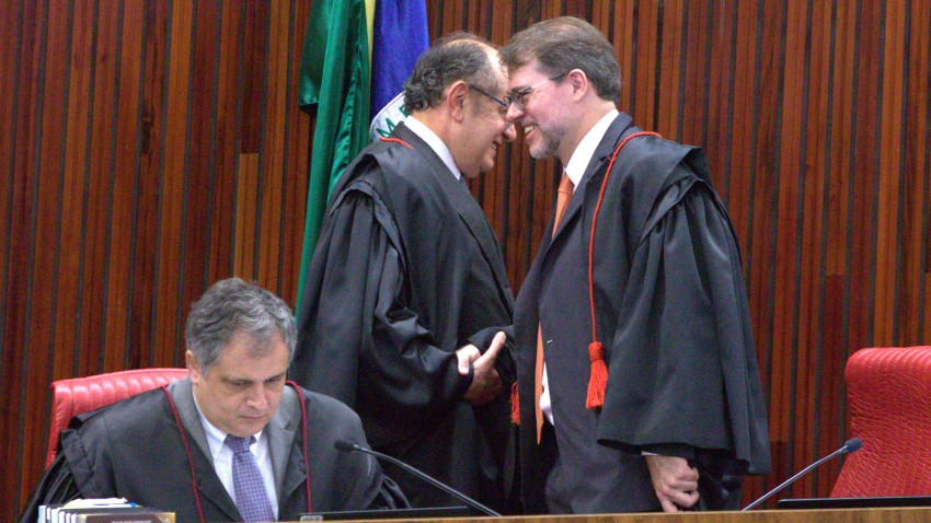 ６日のＴＳＥでのトフォリ長官（右）と握手をするメンデス判事（Lula Marques/Agência PT）