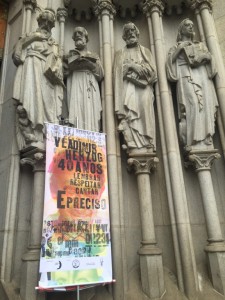 セー大聖堂の入り口に掲げられたヴラジミル氏追悼集会の案内（Roberto Parizotti/Secom CUT）