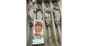 セー大聖堂の入り口に掲げられたヴラジミル氏追悼集会の案内（Roberto Parizotti/Secom CUT）