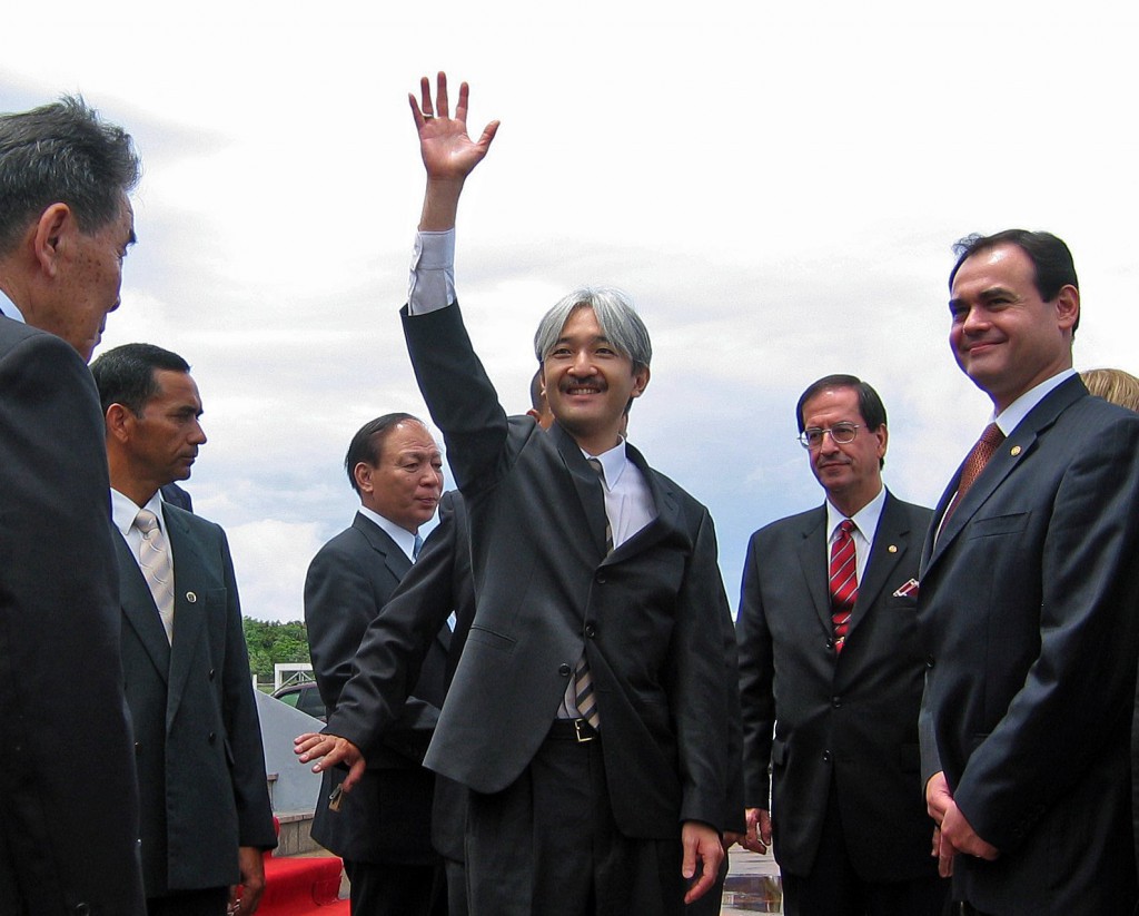 ０６年１１月１日、パラグアイ移住７０周年で移住者に手をふる秋篠宮殿下