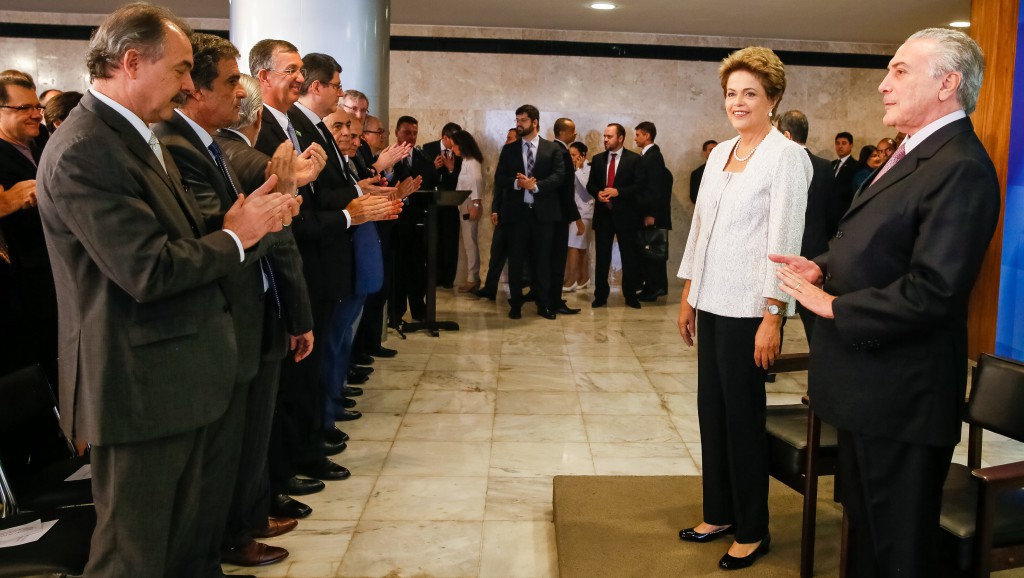 新閣僚発表会見でのジウマ大統領（右から二番目）とテーメル副大統領（右）（Roberto Stuckert Filho/PR）