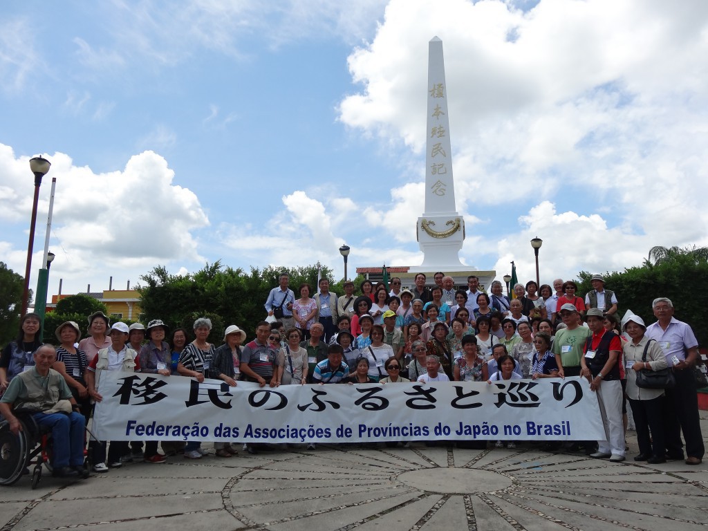 1987年、中央広場に建立された榎本殖民90周年記念碑