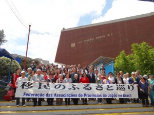 みんな揃って記念撮影。日本メキシコ学院入口にて