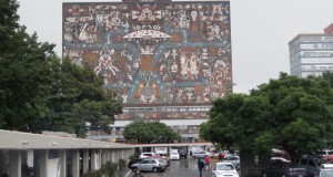 メキシコ国立自治大学・中央図書館の壁画。世界最大規模とあって圧倒される