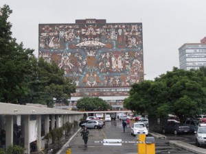 メキシコ国立自治大学・中央図書館の壁画。世界最大規模とあって圧倒される