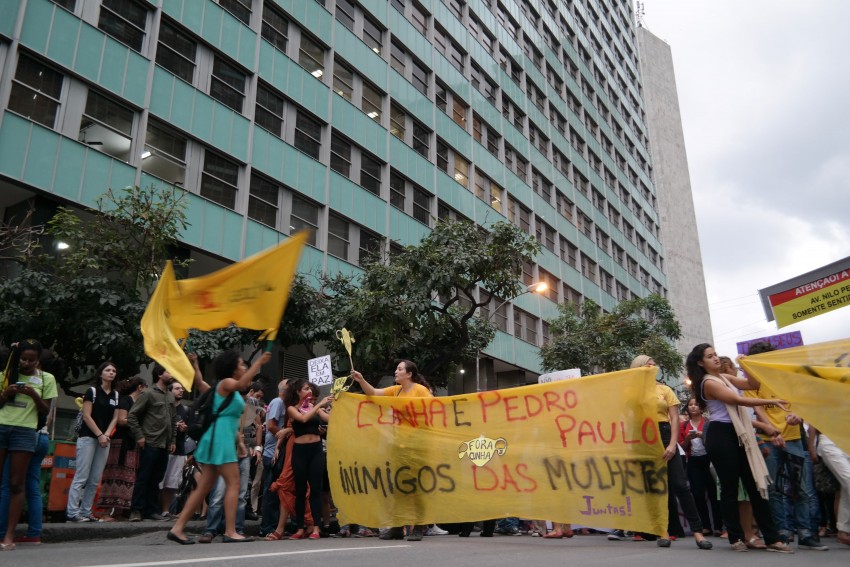 ２９日にリオで行われたクーニャ議長に対するデモ（下記記事参照）(Vladimir Plantonow/Agência Brasil)