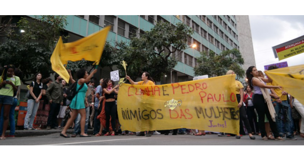 ２９日にリオで行われたクーニャ議長に対するデモ（下記記事参照）(Vladimir Plantonow/Agência Brasil)