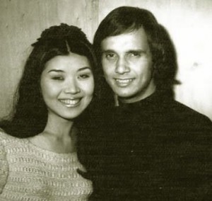 ローザさんとロベルト・カルロス（個人写真、１９６６年、ラジオ・サントアマーロ局スタジオで）